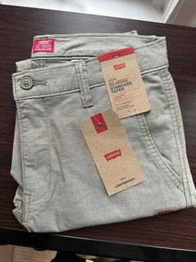 Levi's Men’s Standard Taper Leg Chinos in Light Olive Green